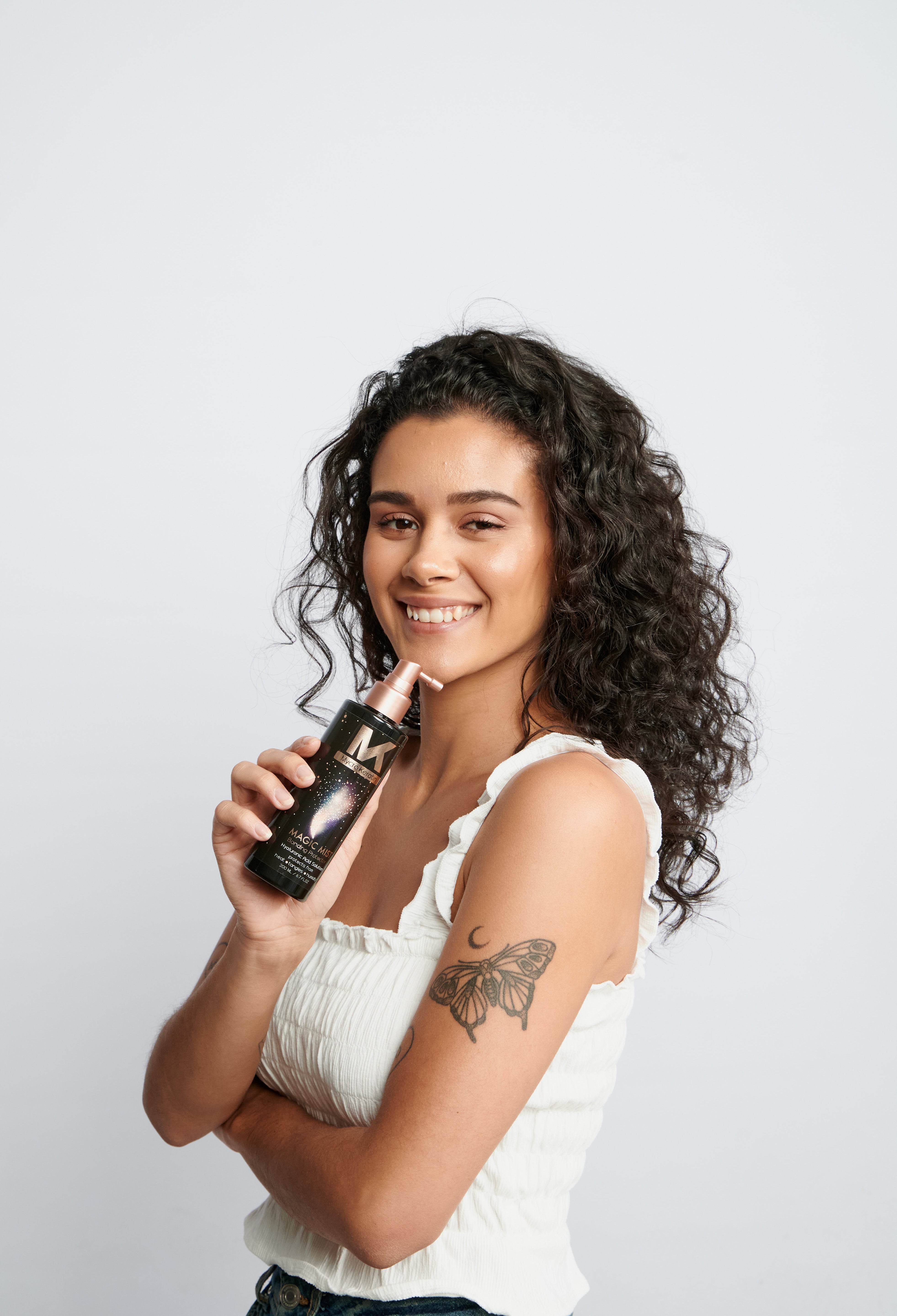 Alex_Birns_Magic_Cream_Shoot_20_09_2024_Models_Holding_Product_288.jpg